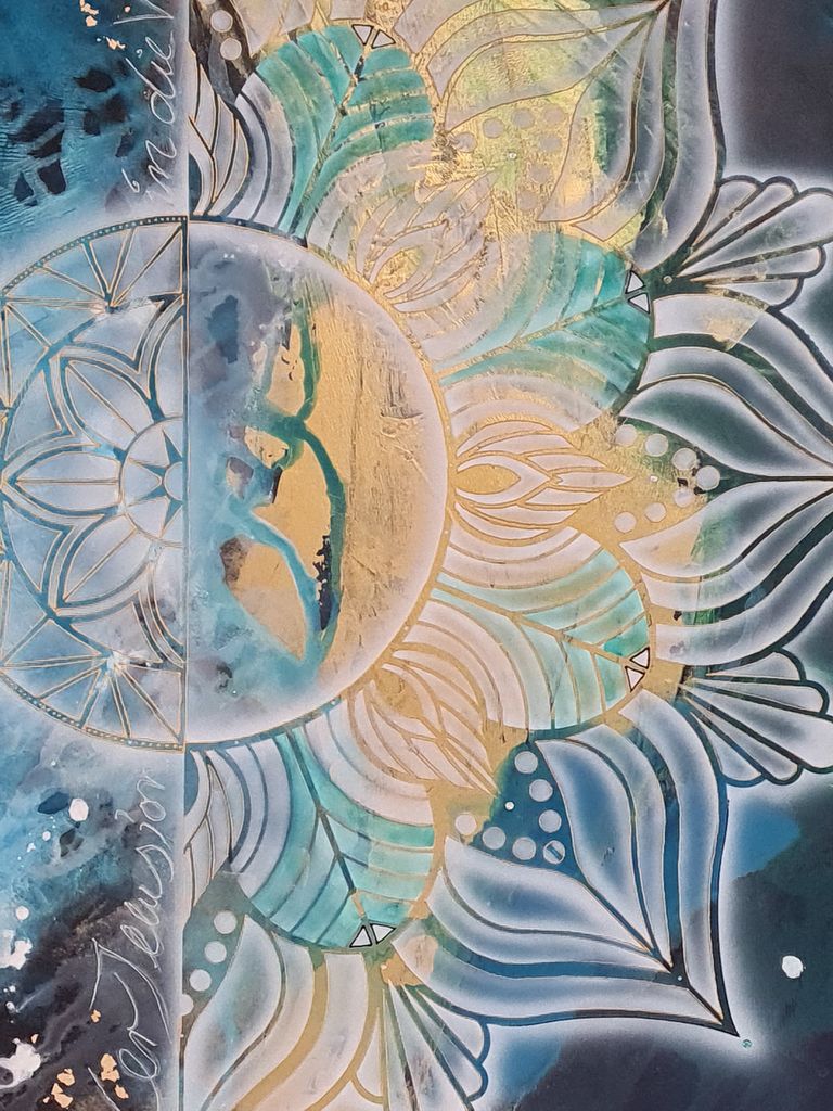 Detail einer künstlerischen Malerei mit einem mandalaähnlichen Muster in Blau-, Gold- und Grün-Tönen, das organische und florale Formen kombiniert.